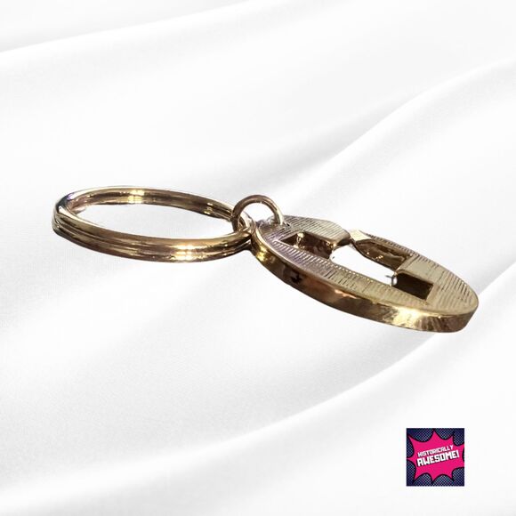 Rare Vintage 1985 Unisex "Interlocked Key Ring" by Avon - "T" - NIB - Picture 2 of 2